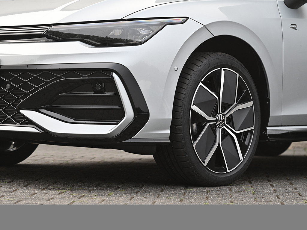 Volkswagen Golf 1.5 R-LINE DSG BLACKSTYLE MATRIXLED AHK CAM