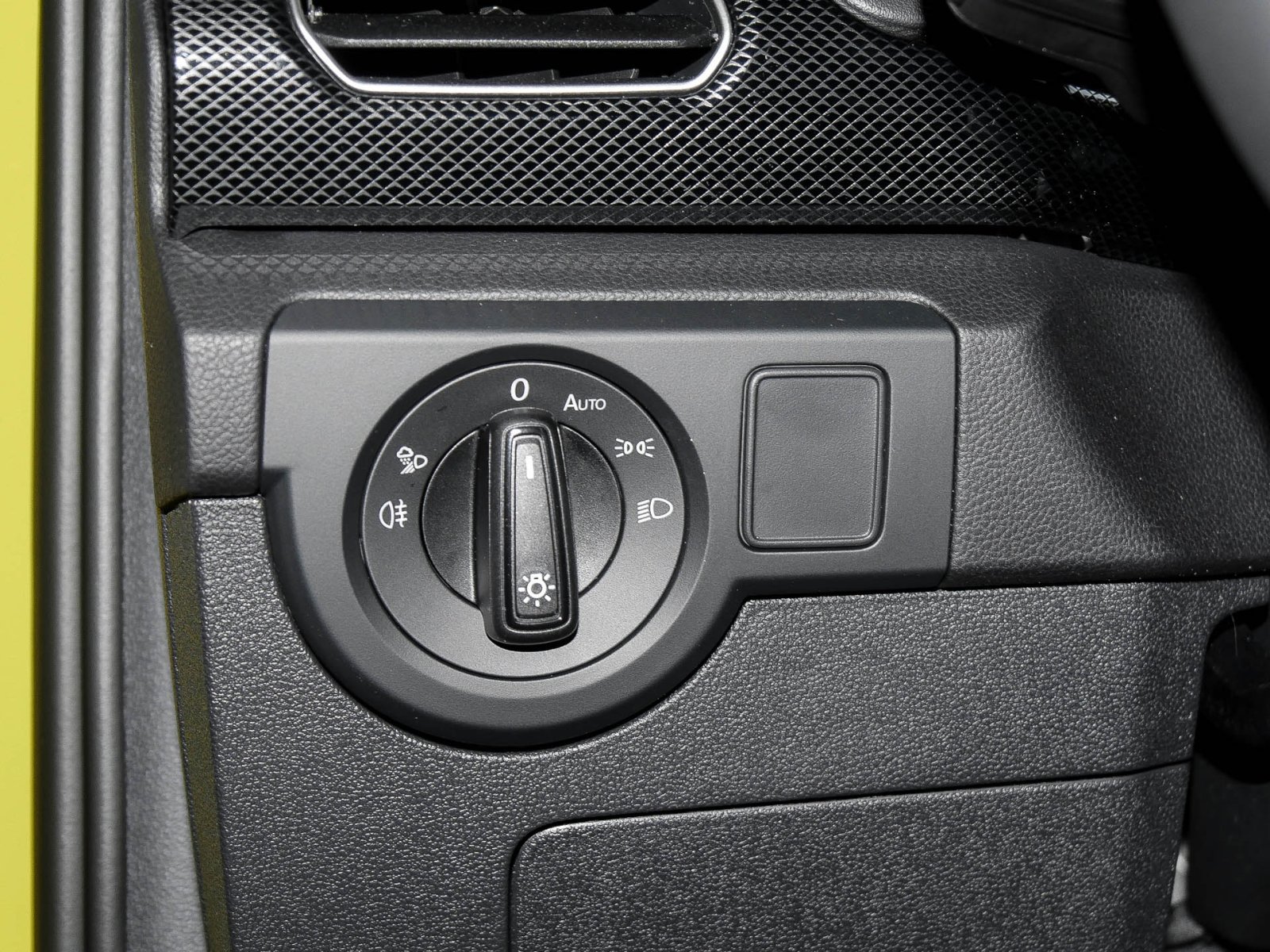 Volkswagen T-Cross 1.5 R-LINE DSG NAVI AHK CAM KEYLESS LM18