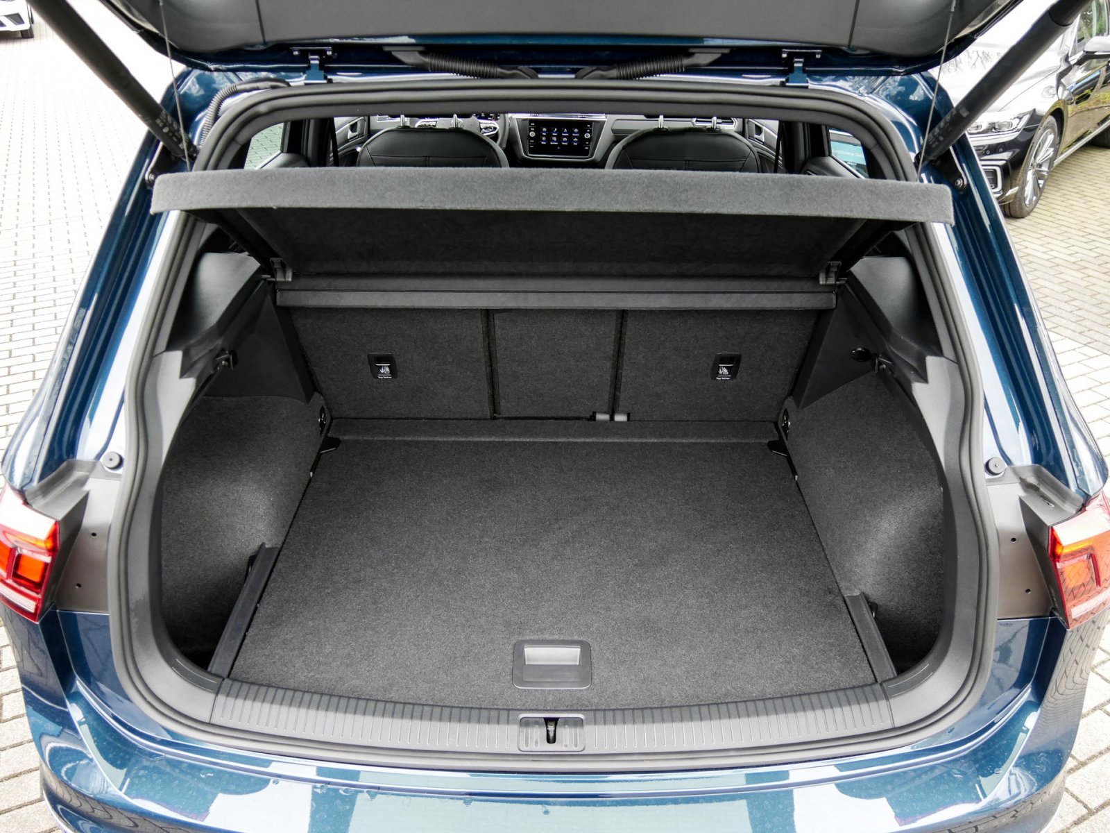 Volkswagen Tiguan 1.5 R-LINE AHK CAM ACC LM19 E-KLAPPE NAVI