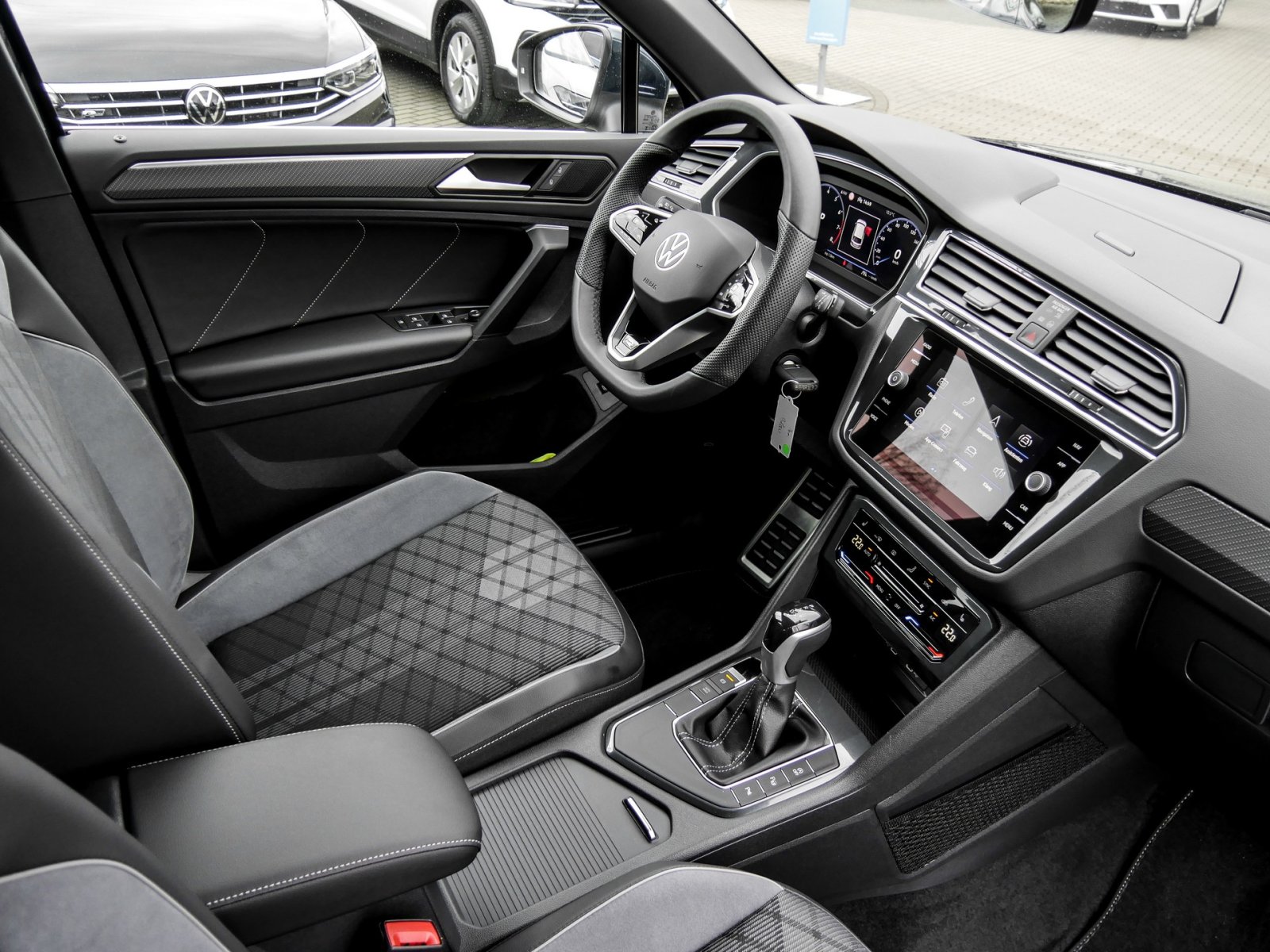 Volkswagen Tiguan 1.5 R-LINE AHK CAM ACC LM19 E-KLAPPE NAVI