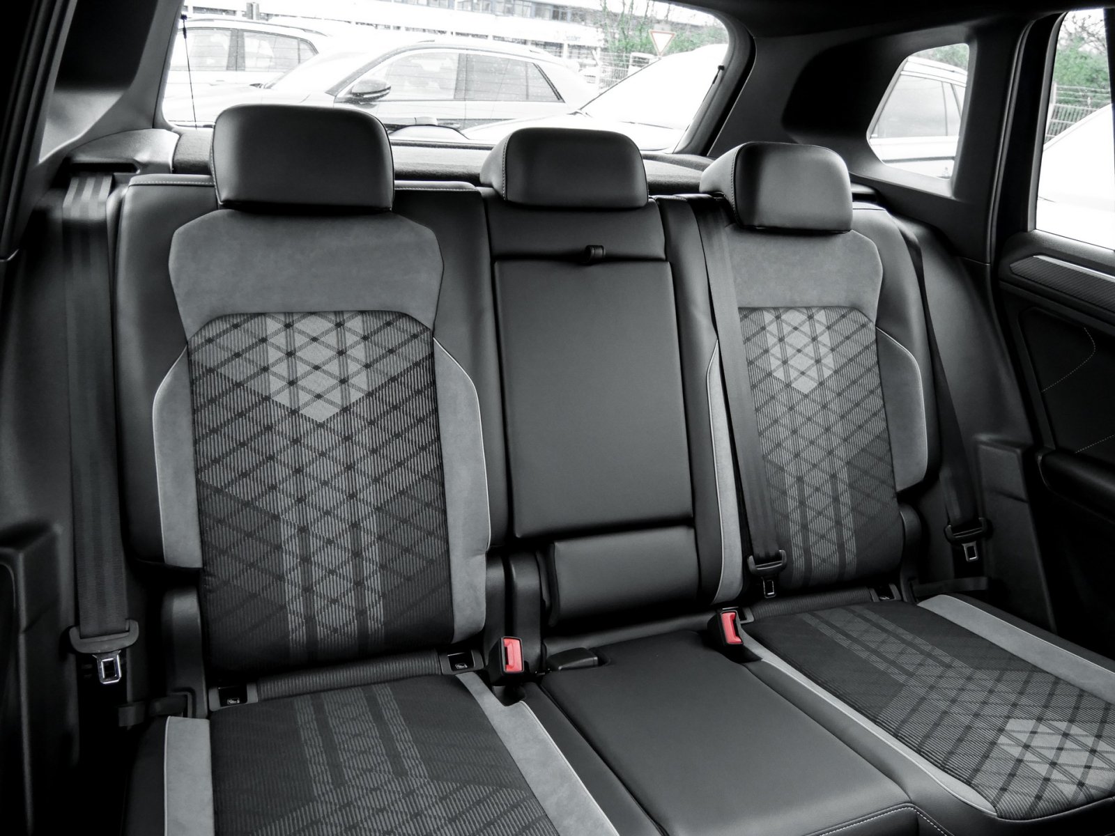 Volkswagen Tiguan 1.5 R-LINE AHK CAM ACC LM19 E-KLAPPE NAVI