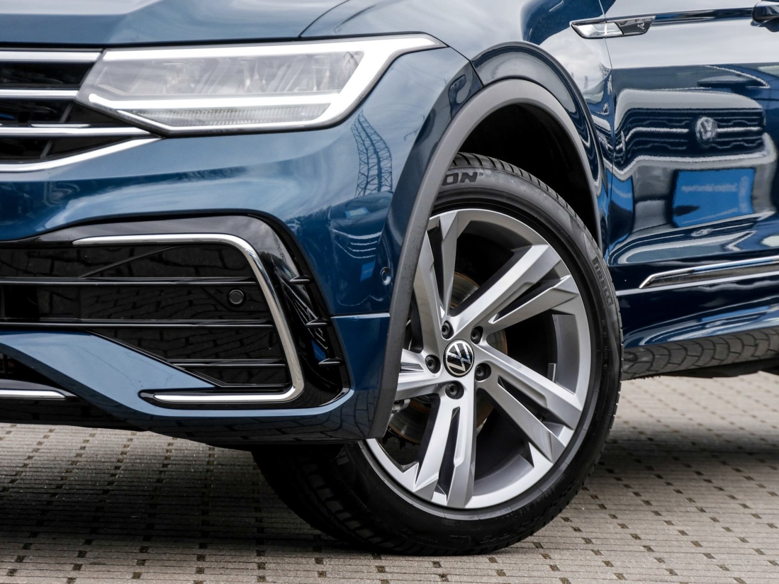 Volkswagen Tiguan 1.5 R-LINE AHK CAM ACC LM19 E-KLAPPE NAVI