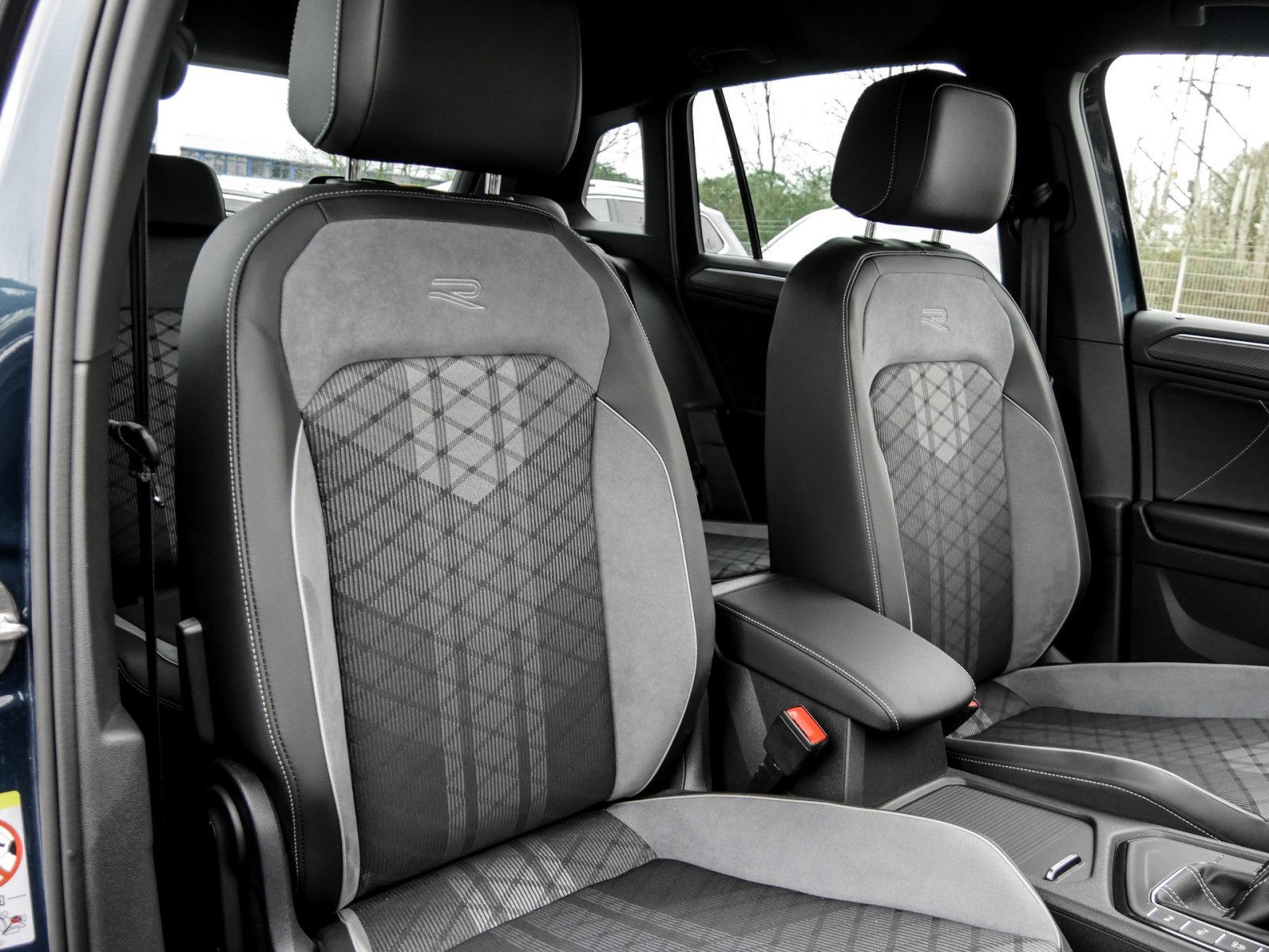 Volkswagen Tiguan 1.5 R-LINE AHK CAM ACC LM19 E-KLAPPE NAVI