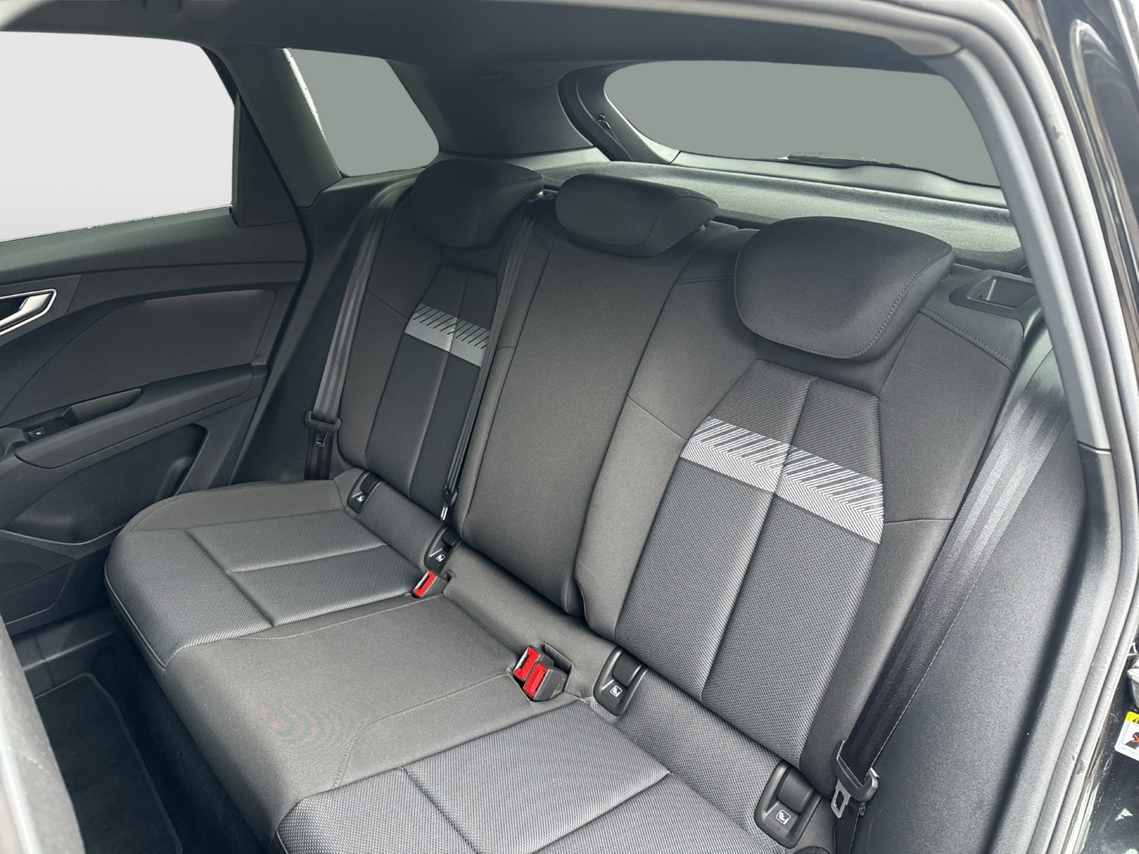 Audi Q4 e-tron 40 S LINE PANO AHK KAMERA ALU20" NAVI+