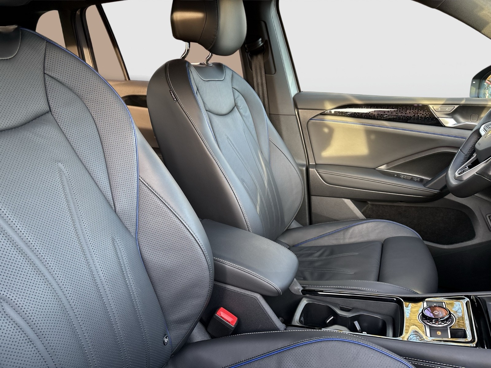 Volkswagen Tiguan 1.5 HYBRID R-LINE LEDER AHK 360CAM LM20