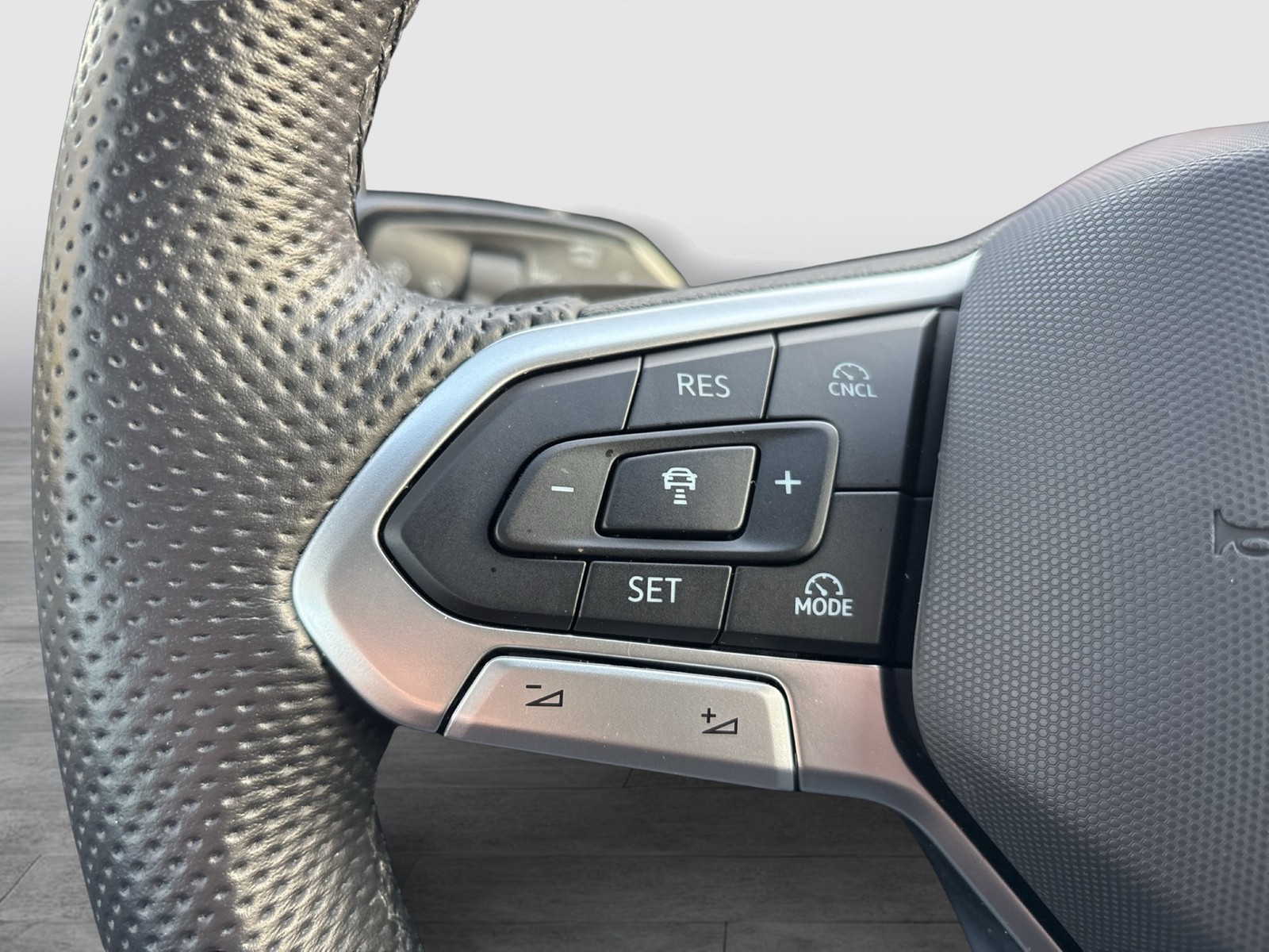 Volkswagen Tiguan 1.5 HYBRID R-LINE LEDER AHK 360CAM LM20