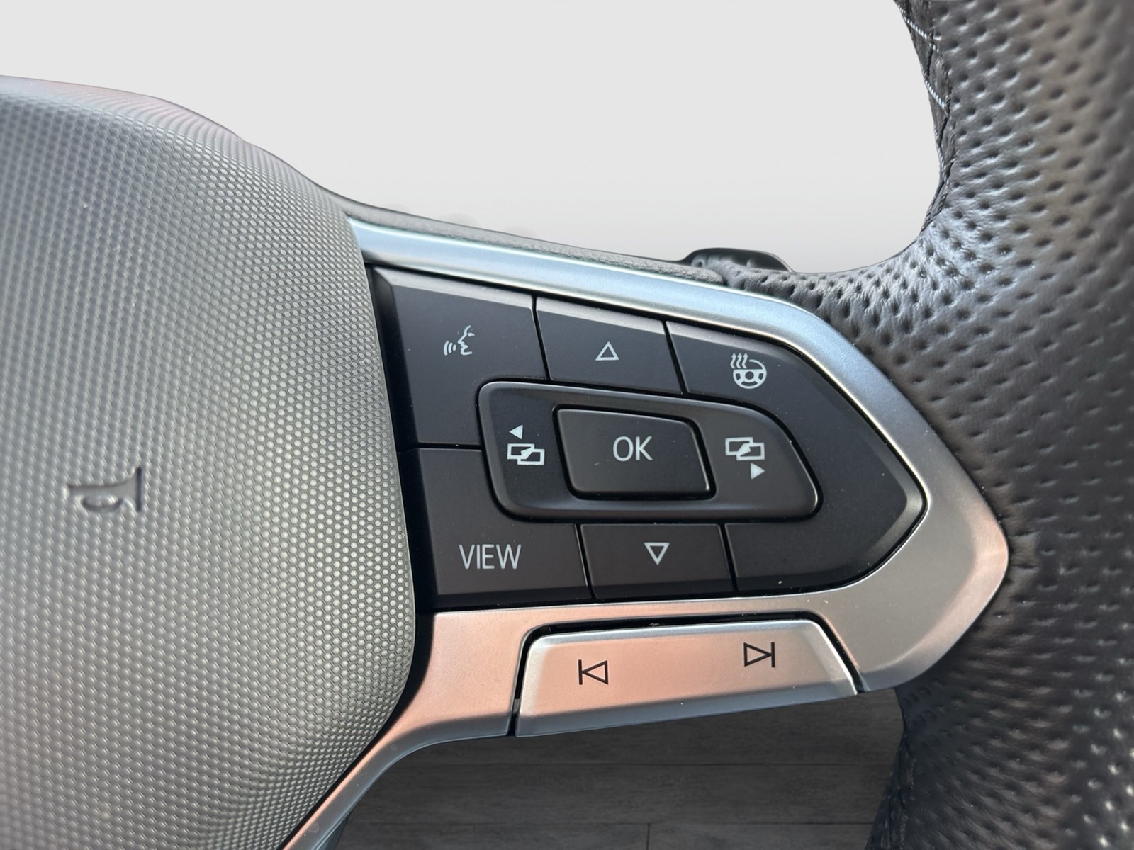 Volkswagen Tiguan 1.5 HYBRID R-LINE LEDER AHK 360CAM LM20