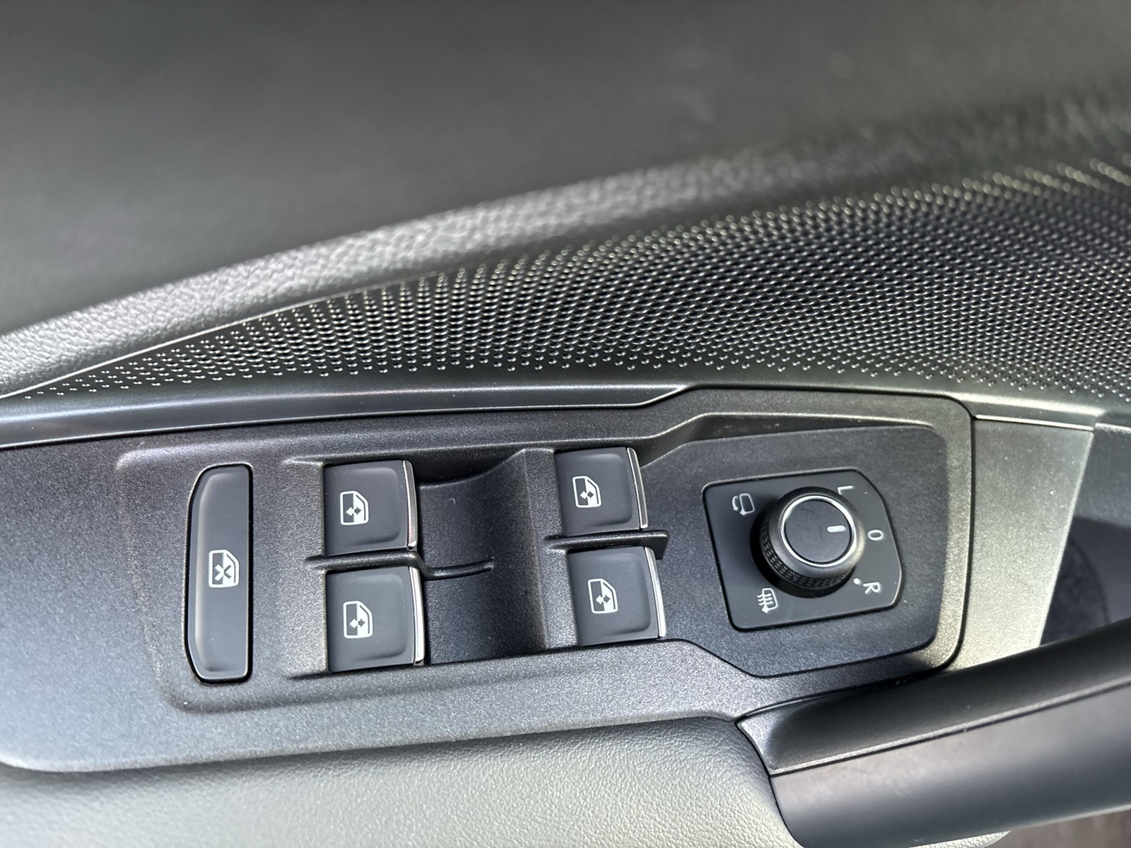 Volkswagen Tiguan 1.5 HYBRID R-LINE LEDER AHK 360CAM LM20