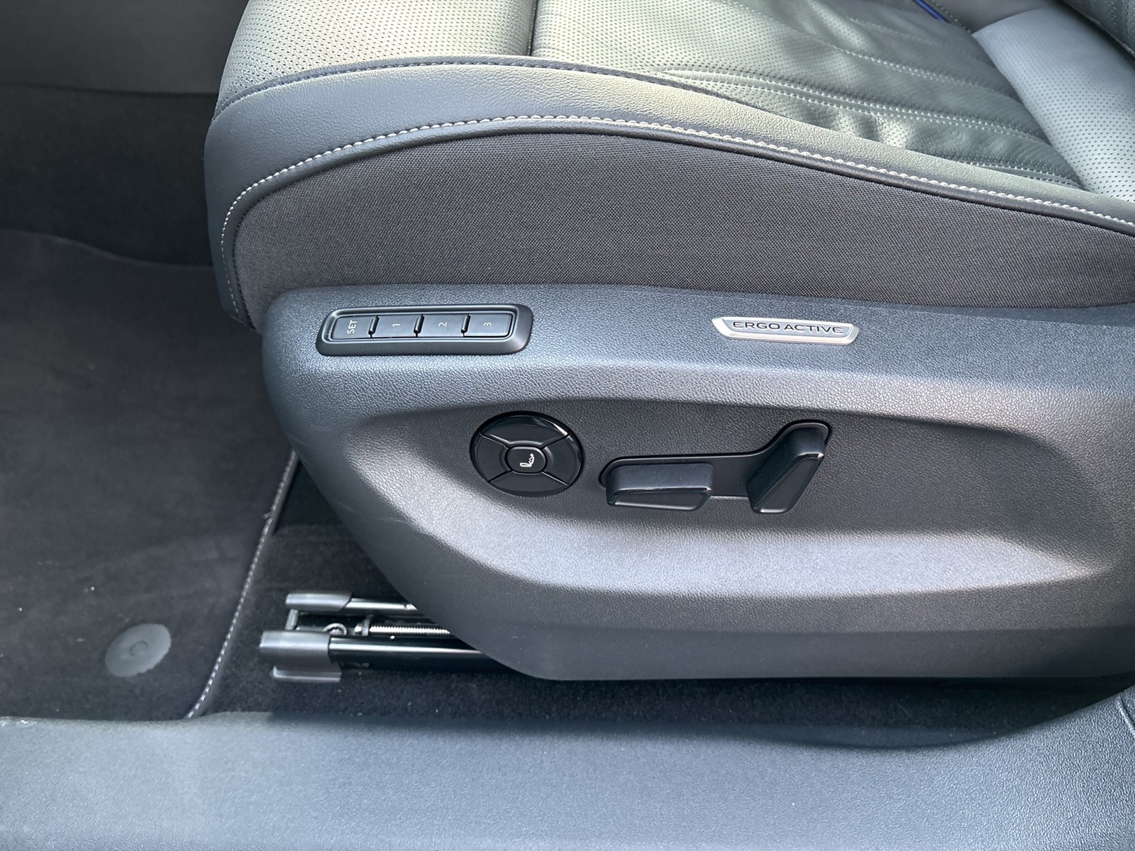 Volkswagen Tiguan 1.5 HYBRID R-LINE LEDER AHK 360CAM LM20