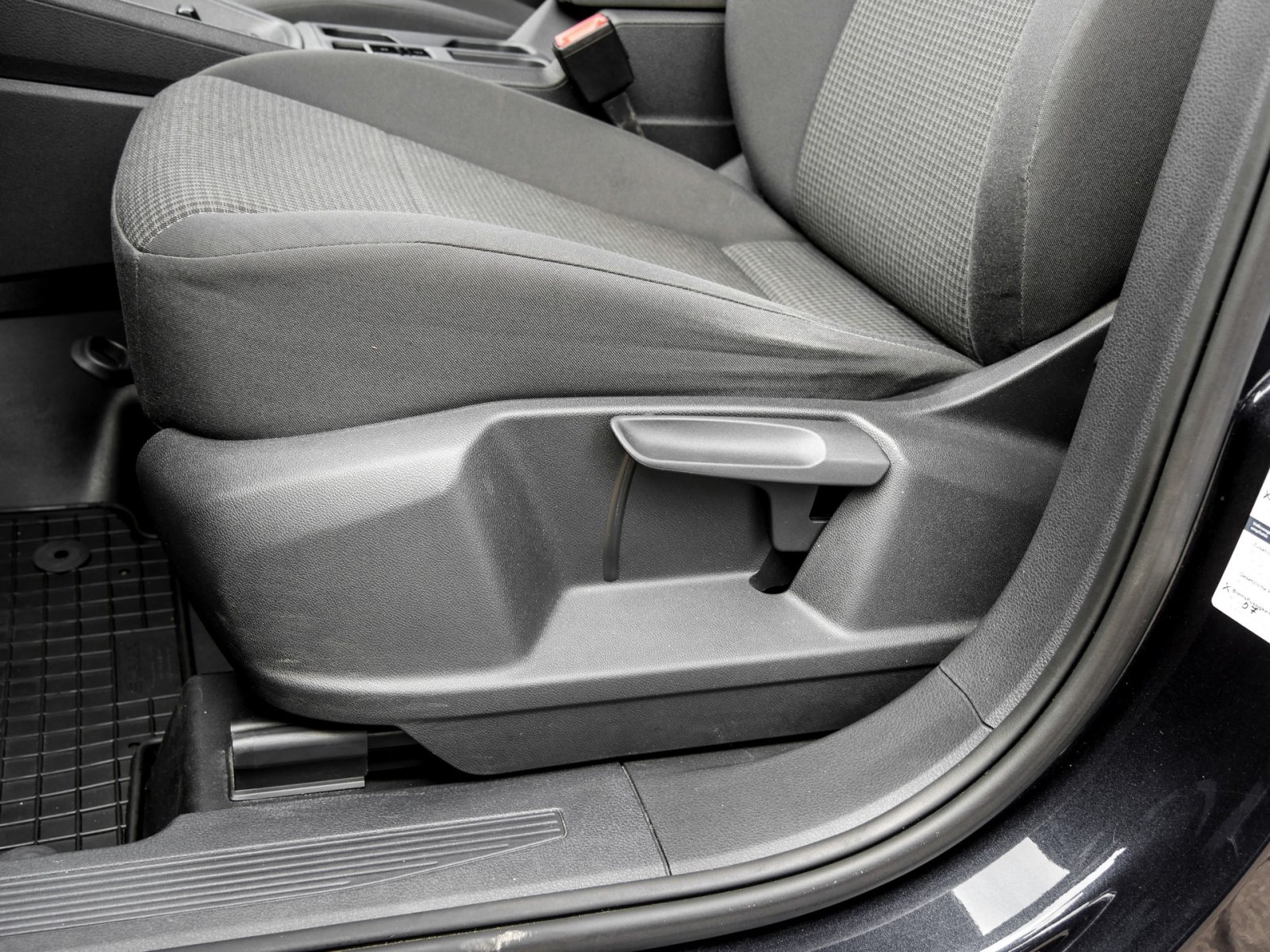 Volkswagen Caddy 2.0 Kombi AHK SITZHEIZUNG EINPARKHILFE DAB+