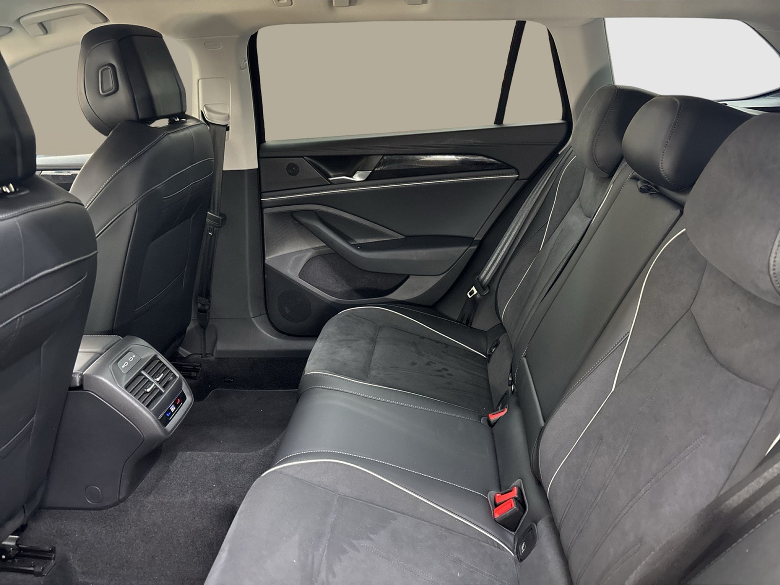 Volkswagen Passat Variant 1.5 HYBRID BUSINESS AHK CAM ACC