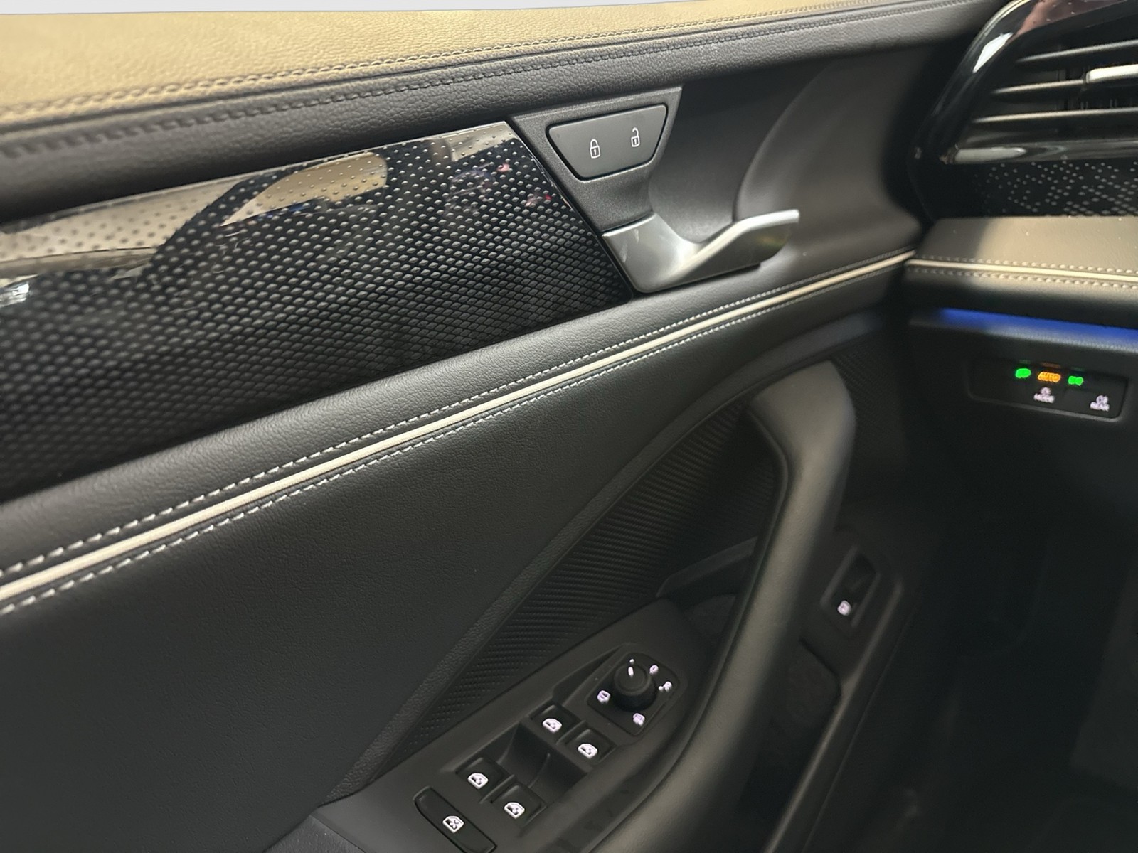 Volkswagen Passat Variant 1.5 HYBRID BUSINESS AHK CAM ACC