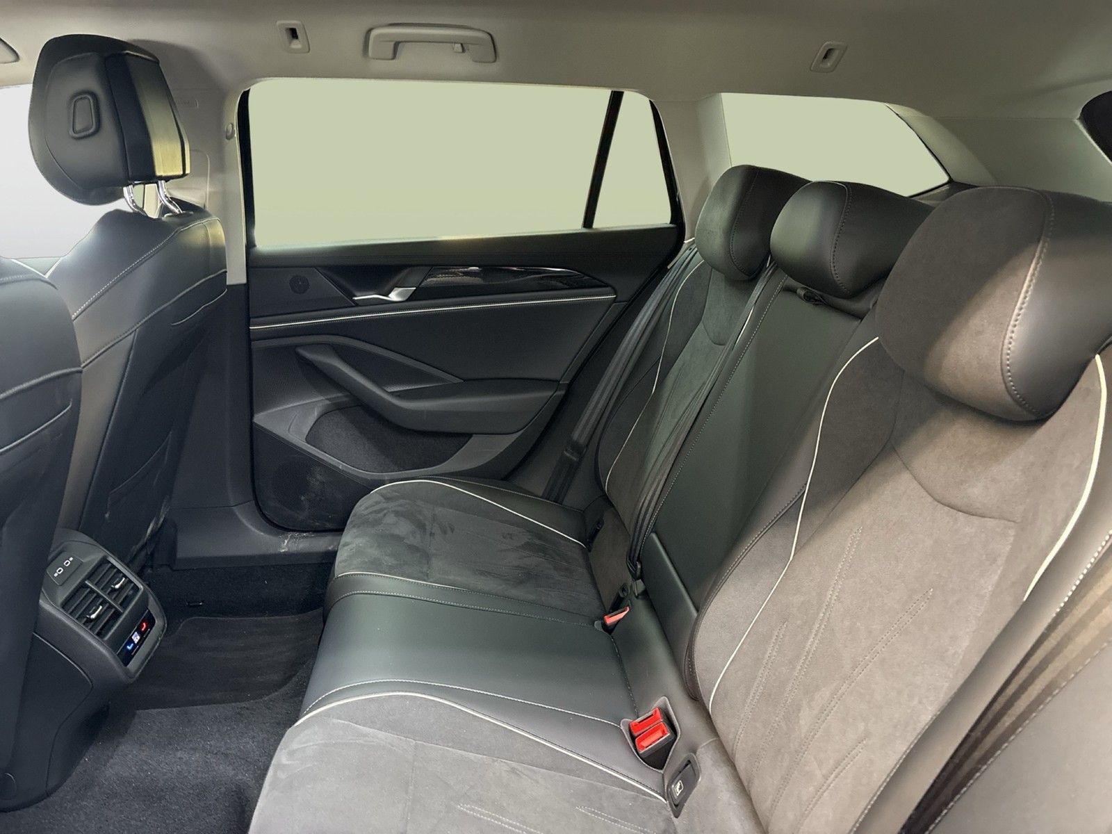 Volkswagen Passat Variant 1.5 HYBRID BUSINESS AHK CAM ACC