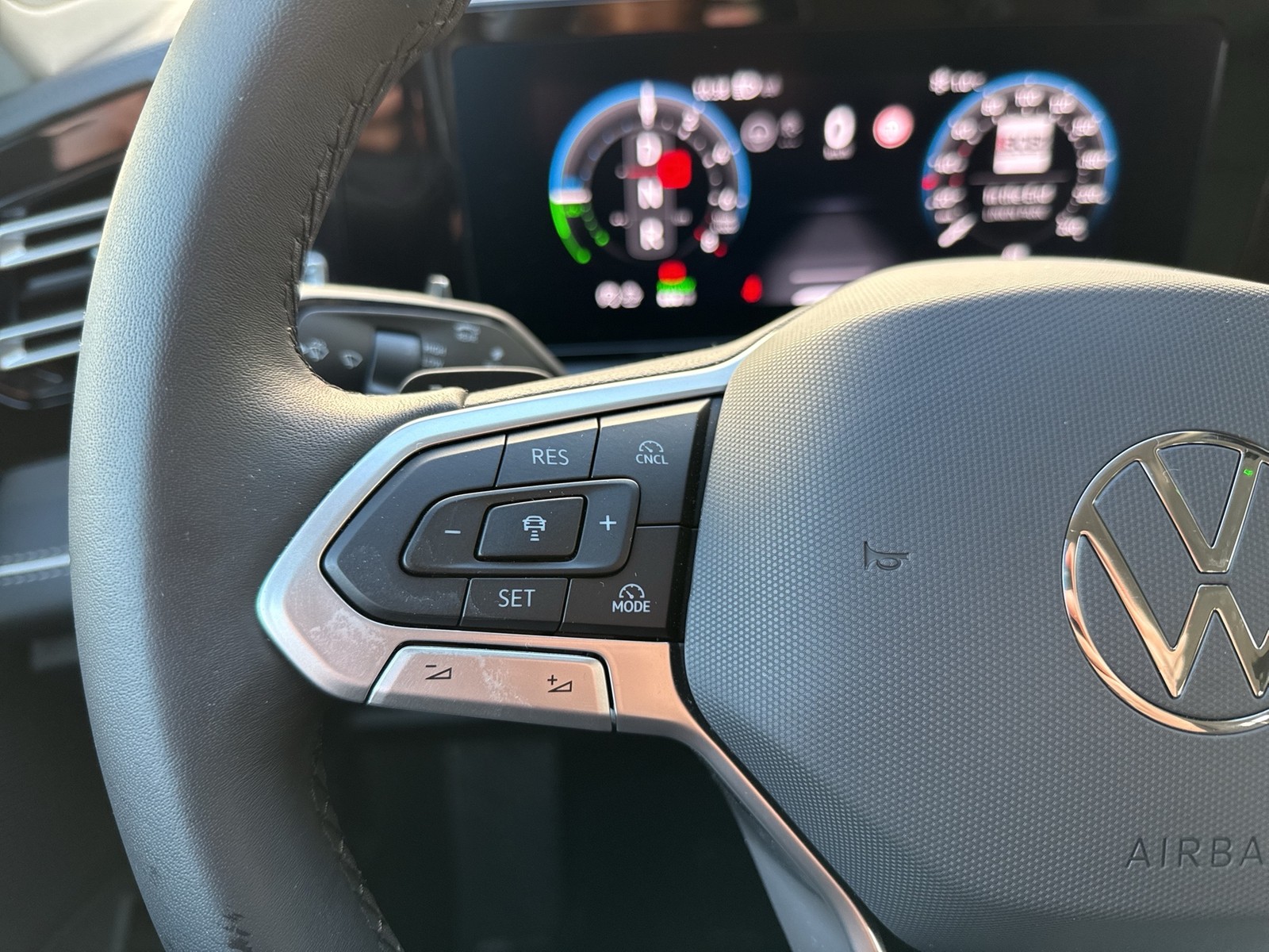 Volkswagen Tiguan 1.5 HYBRID ELEGANCE LEDER AHK 360CAM ACC