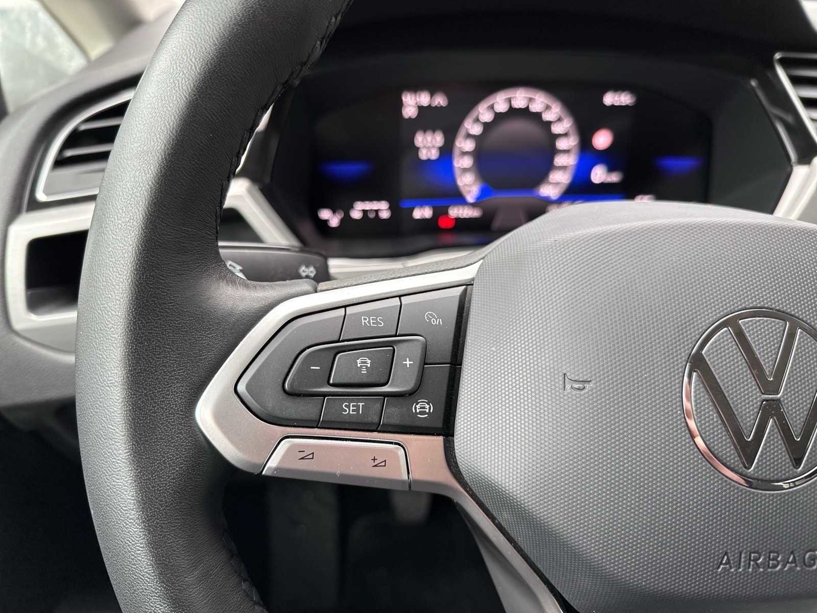 Volkswagen Touran 1.5 COMFORTLINE 7SITZE CAM ACC NAVI ALU