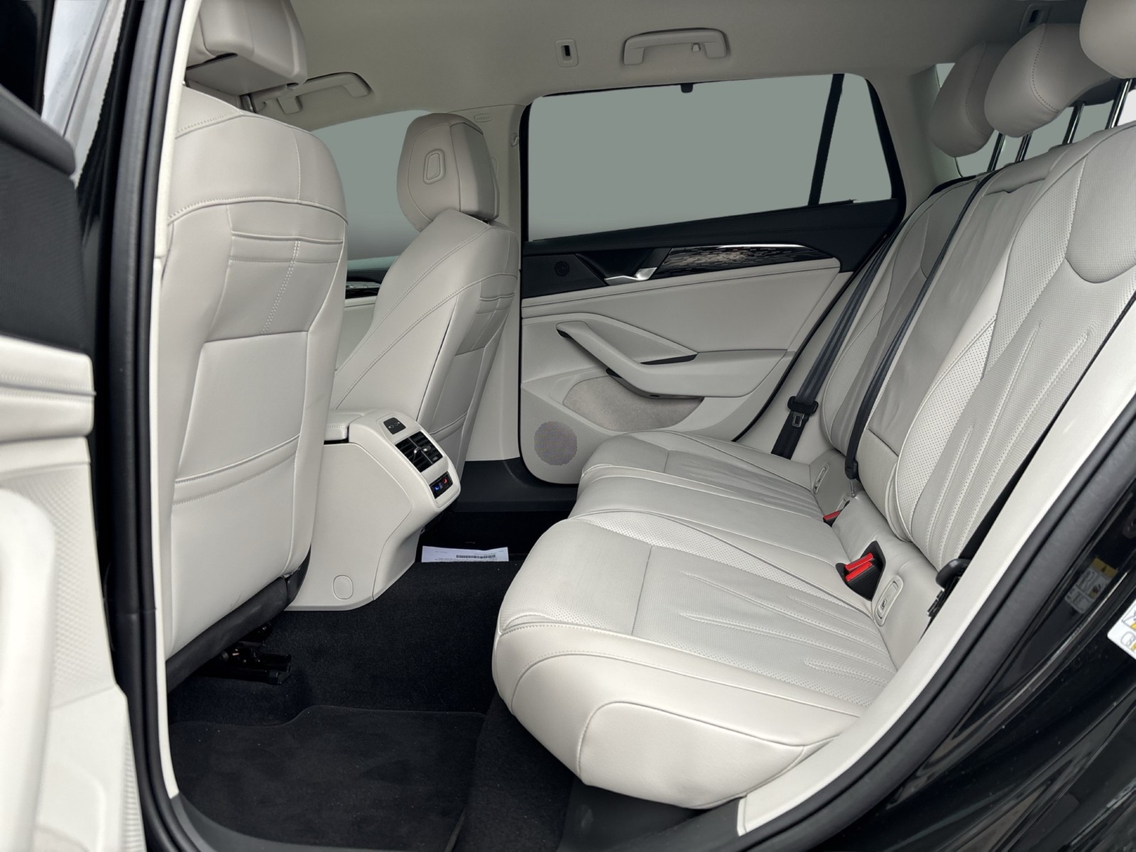 Volkswagen Passat Variant 1.5 HYBRID ELEGANCE LEDER AHK CAM