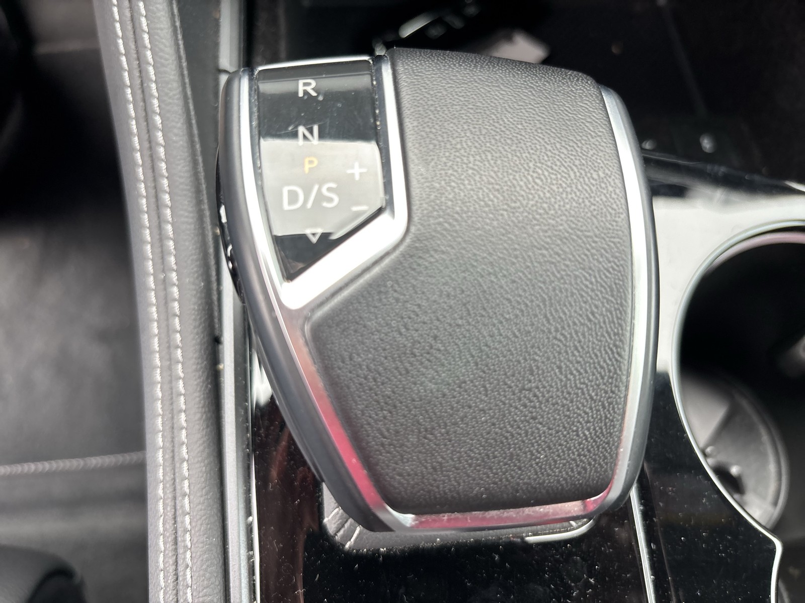 Volkswagen Touareg V6 R-LINE NEUES MODELL AHK CAM ACC LM19