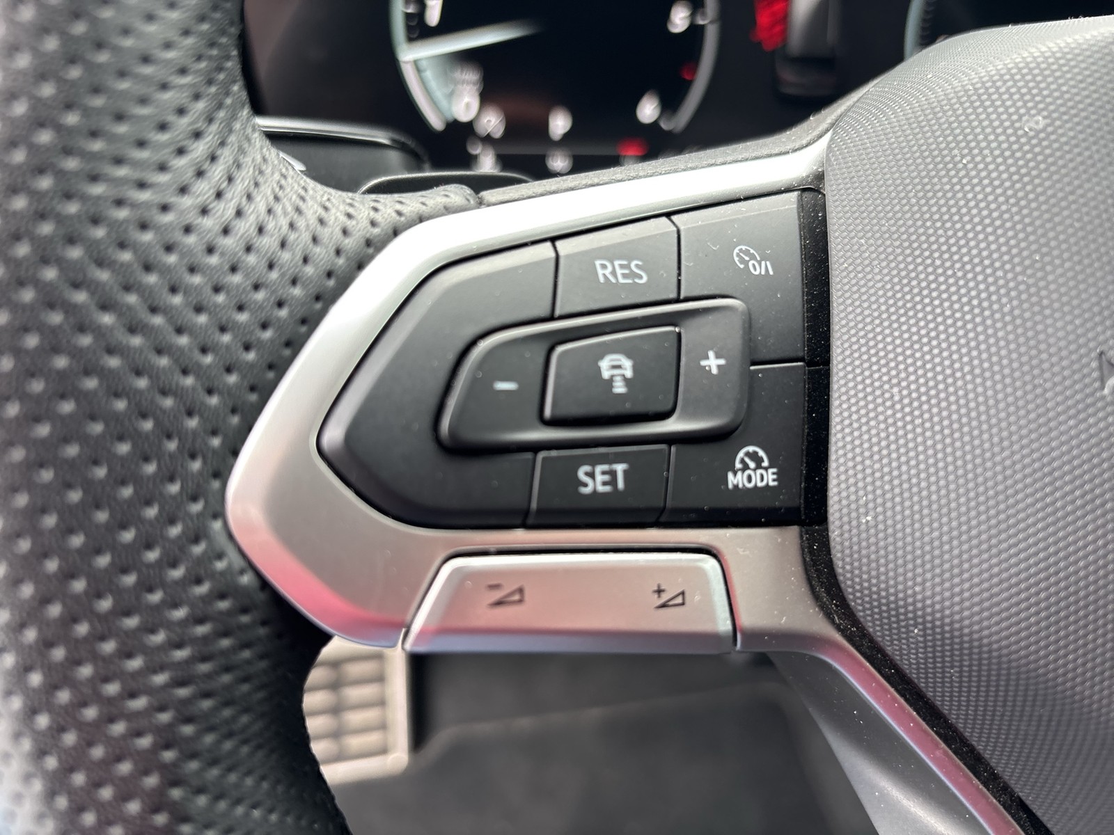 Volkswagen Touareg V6 R-LINE NEUES MODELL AHK CAM ACC LM19