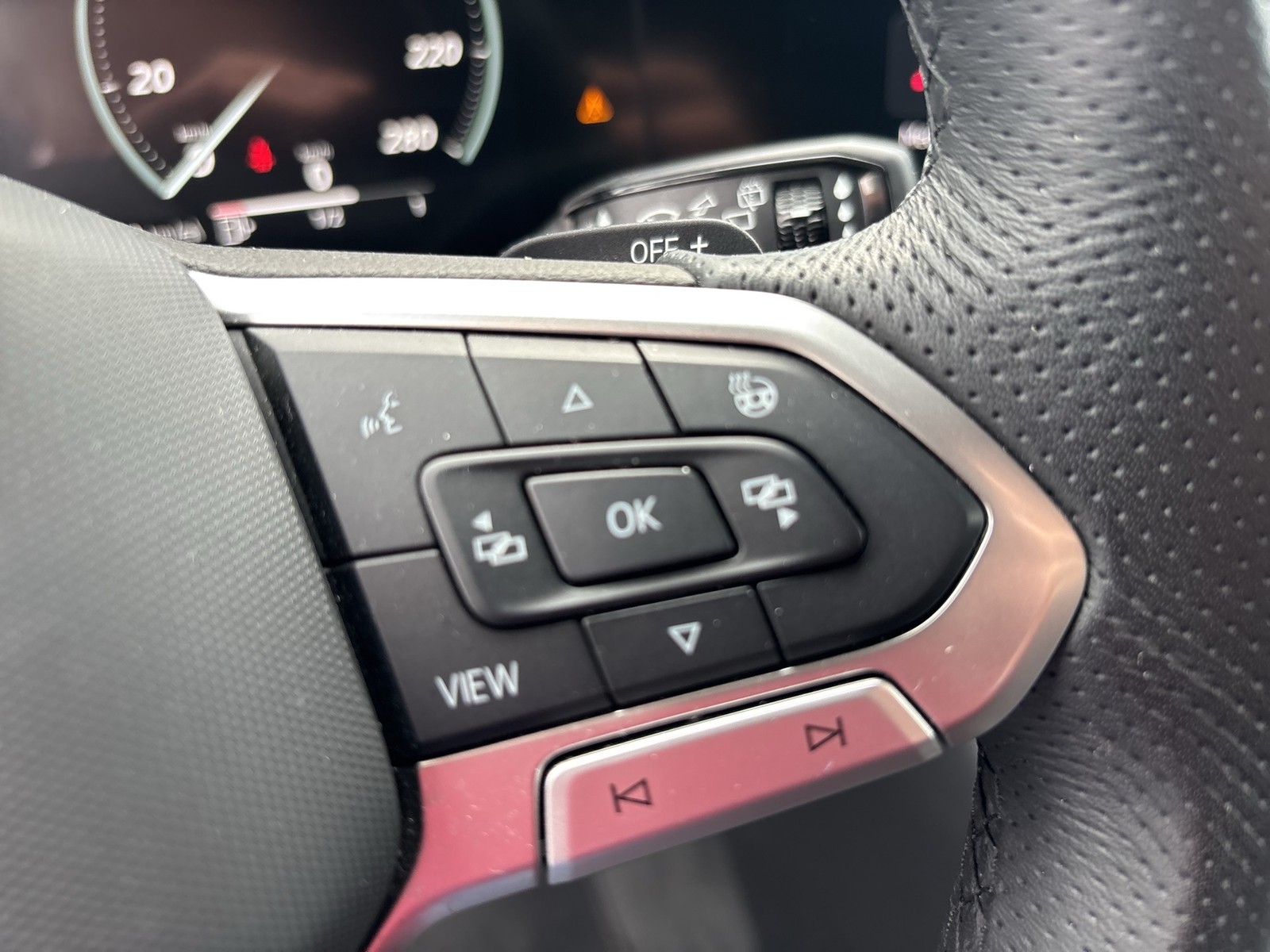 Volkswagen Touareg V6 R-LINE NEUES MODELL AHK CAM ACC LM19