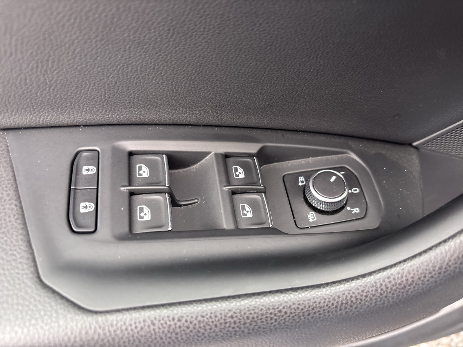 Volkswagen Touareg V6 R-LINE NEUES MODELL AHK CAM ACC LM19