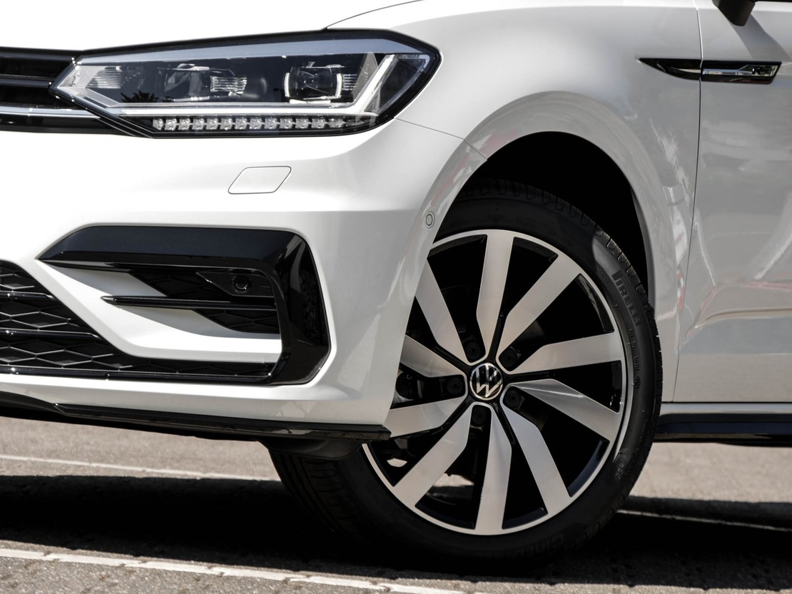 Volkswagen Touran 1.5 HIGHLINE DSG R-LINE BLACKSTYLE PANO