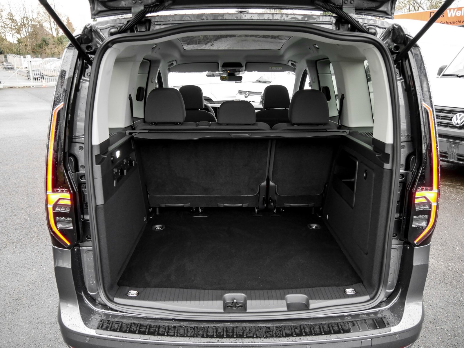Volkswagen Caddy 2,0 TDI DSG Dark Label AHK Kamera Pano ACC