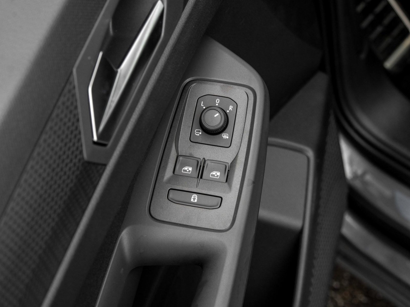 Volkswagen Caddy 2,0 TDI DSG Dark Label AHK Kamera Pano ACC