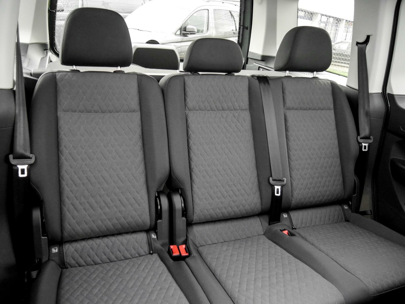 Volkswagen Caddy 2,0 TDI DSG Dark Label AHK Kamera Pano ACC