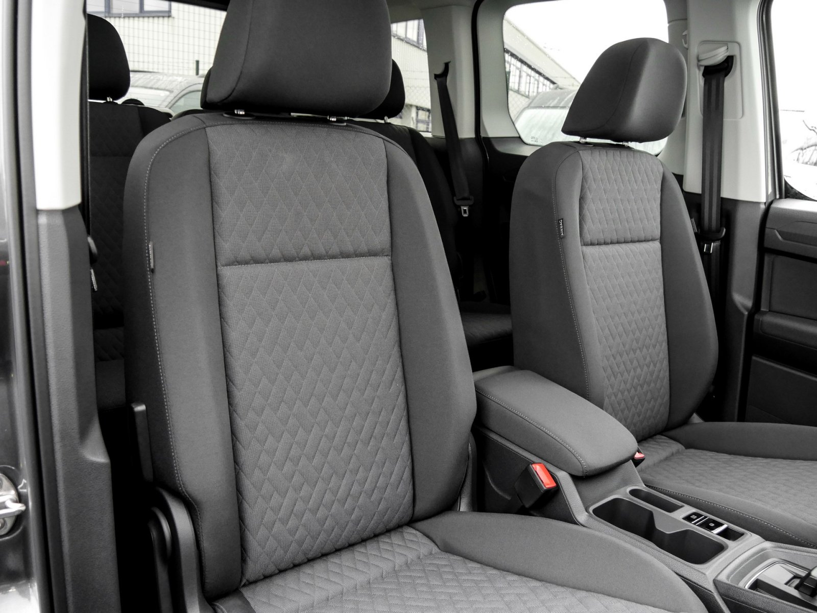 Volkswagen Caddy 2,0 TDI DSG Dark Label AHK Kamera Pano ACC