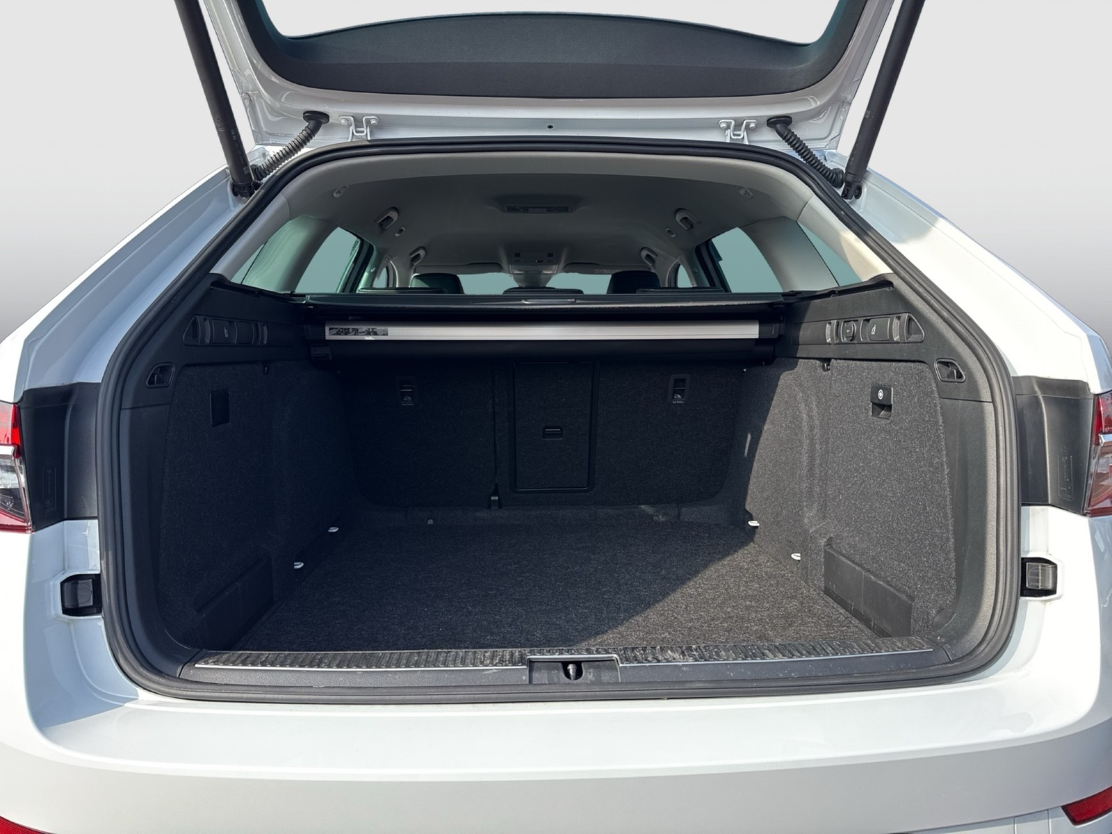 Skoda Superb Combi 2.0 L&K LEDER CANTON CAM ACC LM19