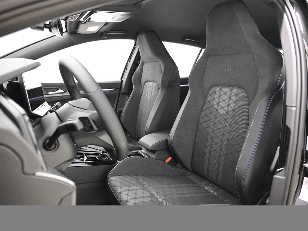 Volkswagen Golf VIII 1.5 eTSI R-LINE BLACK STYLE CAM LM18