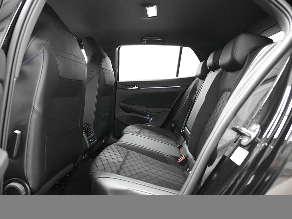 Volkswagen Golf VIII 1.5 eTSI R-LINE BLACK STYLE CAM LM18