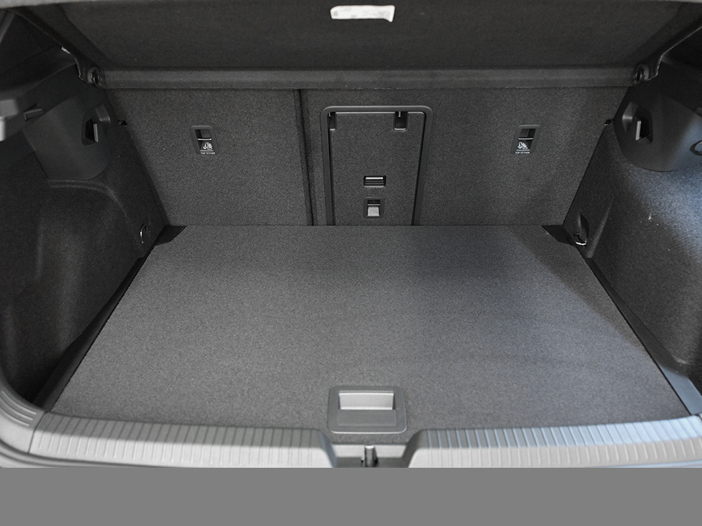 Volkswagen Golf VIII 1.5 eTSI R-LINE BLACK STYLE CAM LM18