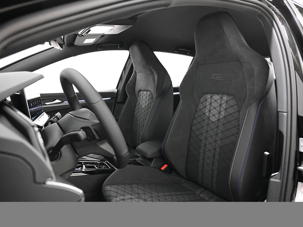 Volkswagen Golf VIII 1.5 eTSI R-LINE BLACK STYLE CAM LM18