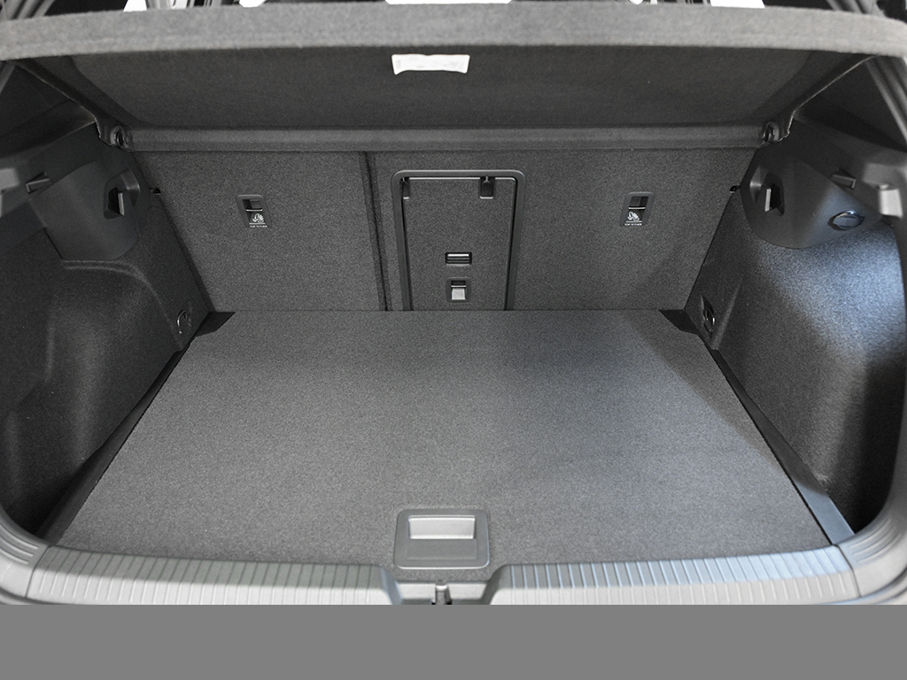 Volkswagen Golf VIII 1.5 eTSI R-LINE BLACK STYLE CAM LM18