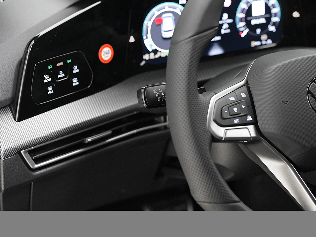 Volkswagen Golf VIII 1.5 eTSI R-LINE BLACK STYLE CAM LM18