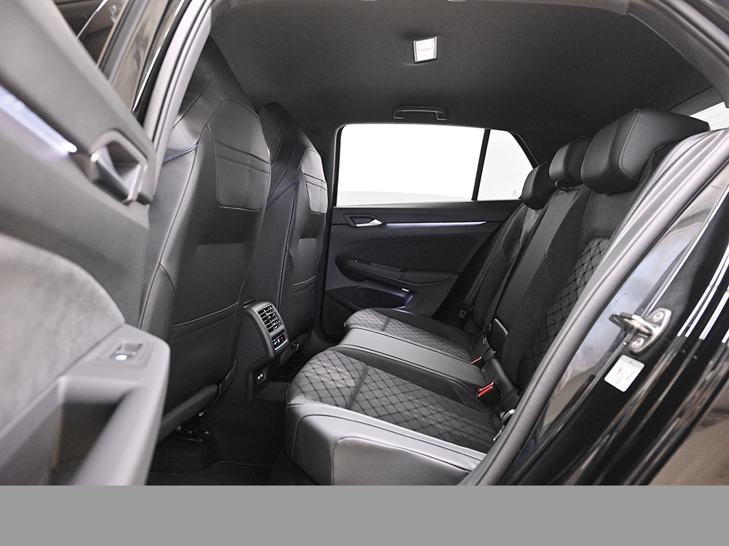 Volkswagen Golf VIII 1.5 eTSI R-LINE BLACK STYLE CAM LM18