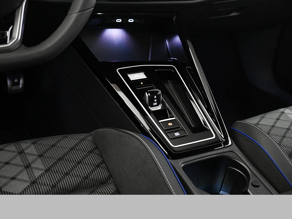 Volkswagen Golf VIII 1.5 eTSI R-LINE BLACK STYLE CAM LM18