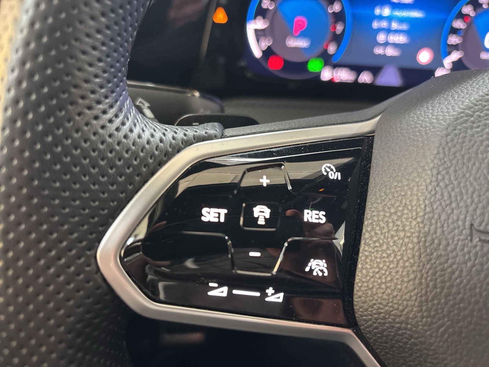 Volkswagen Golf VIII 1.5eTSI R-LINE BLACKSTYLE CAM ACC LM18