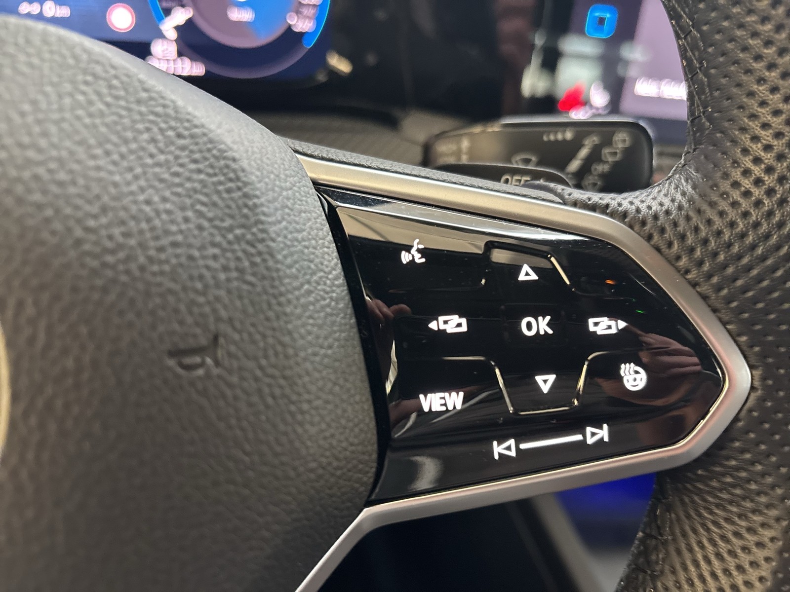 Volkswagen Golf VIII 1.5eTSI R-LINE BLACKSTYLE CAM ACC LM18