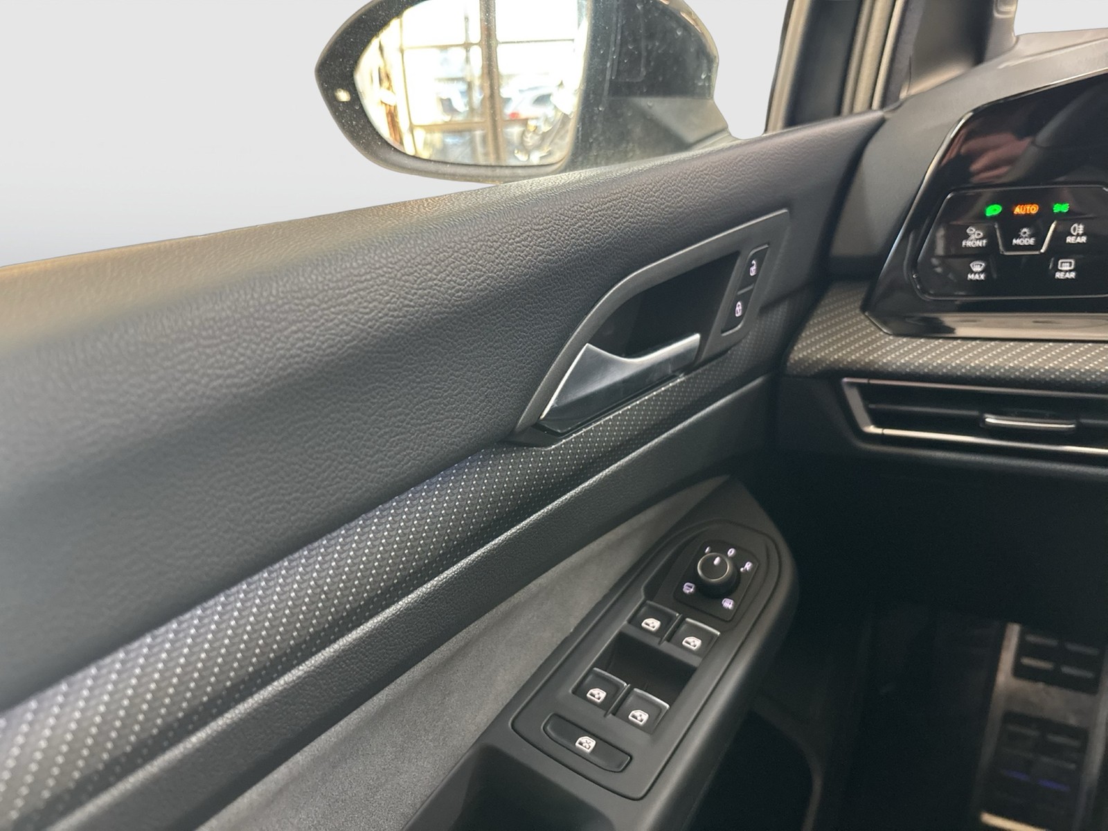 Volkswagen Golf VIII 1.5eTSI R-LINE BLACKSTYLE CAM ACC LM18