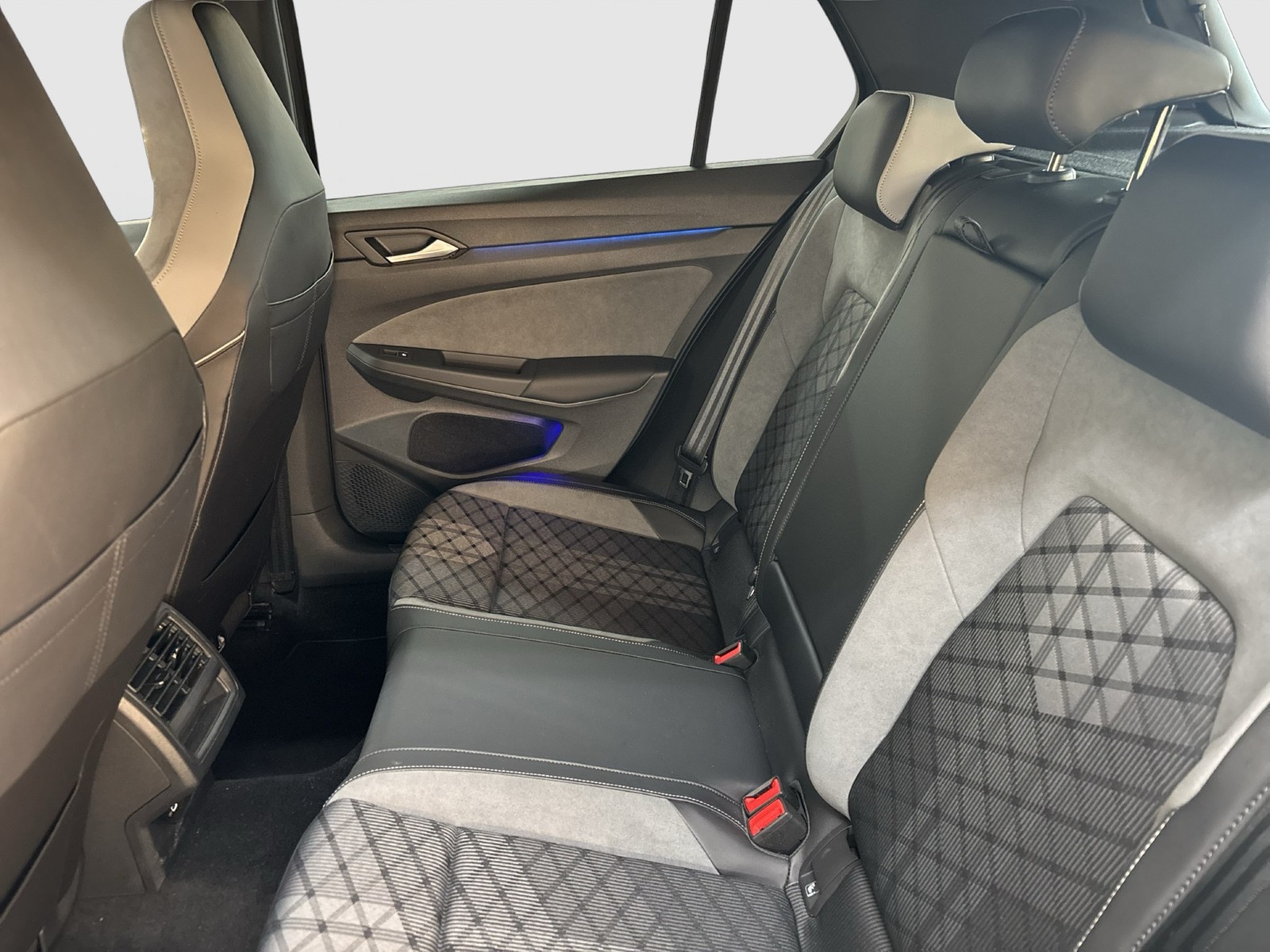 Volkswagen Golf VIII 1.5eTSI R-LINE BLACKSTYLE CAM ACC LM18