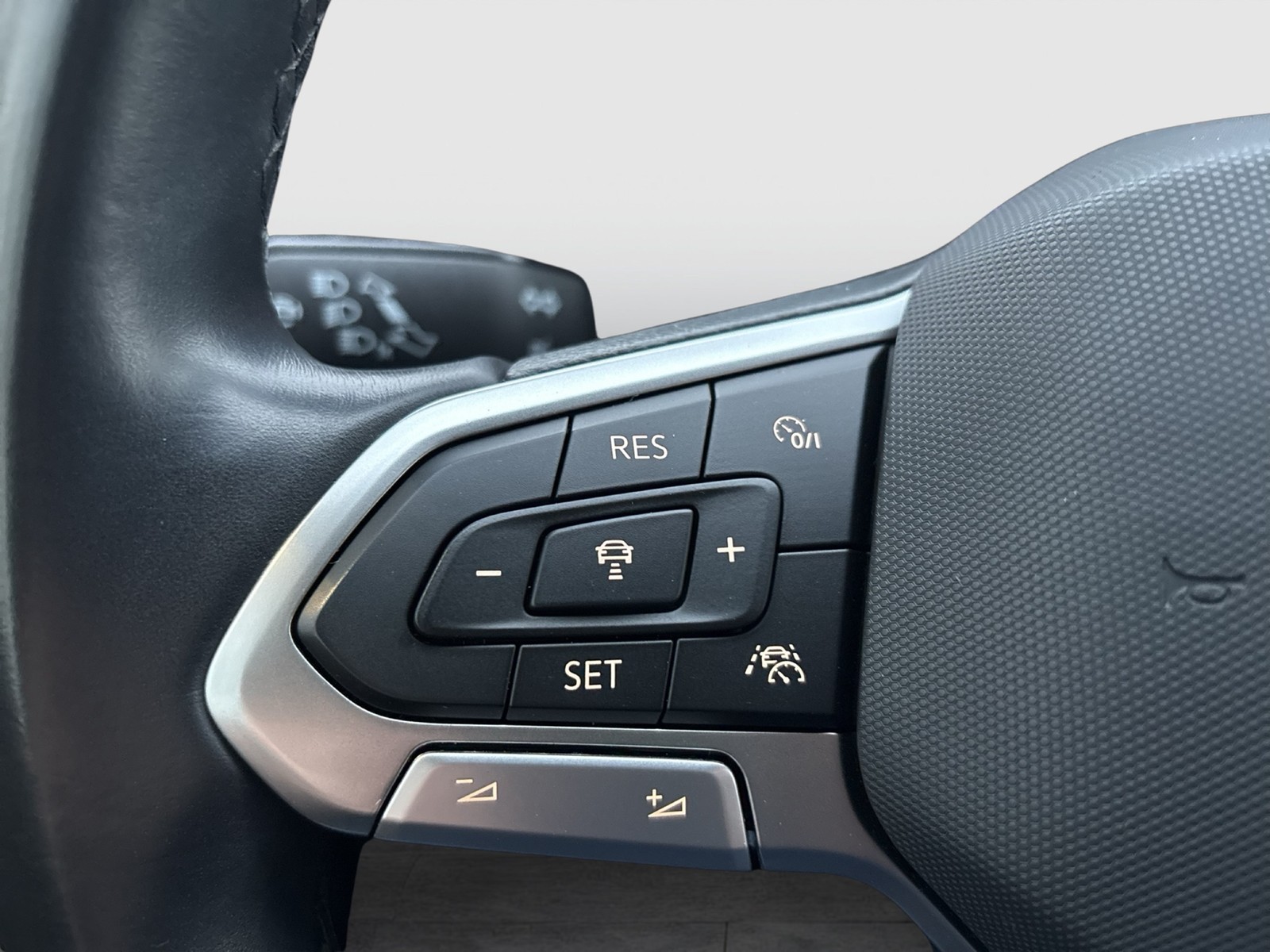 Volkswagen T-Roc 1.0 R-LINE BLACKSTYLE CAM ACC LM18 EKLAPPE