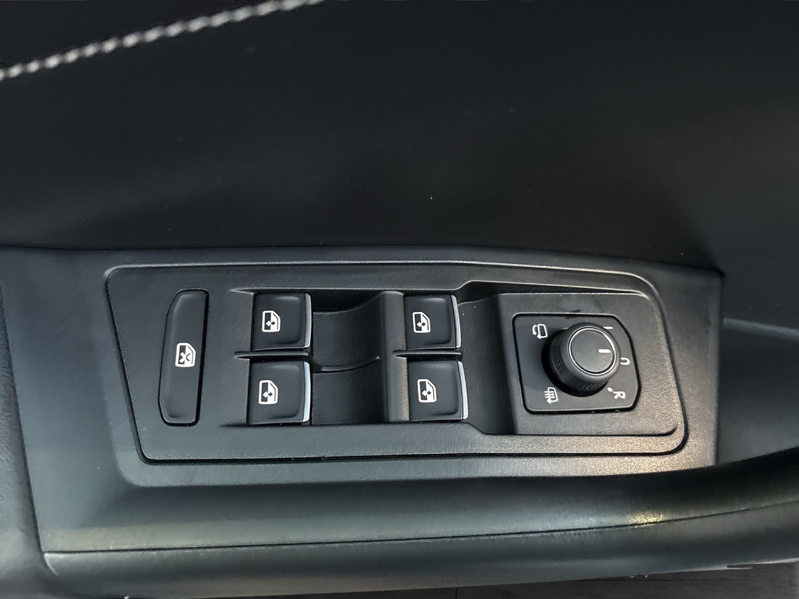 Volkswagen T-Roc 1.0 R-LINE BLACKSTYLE CAM ACC LM18 EKLAPPE