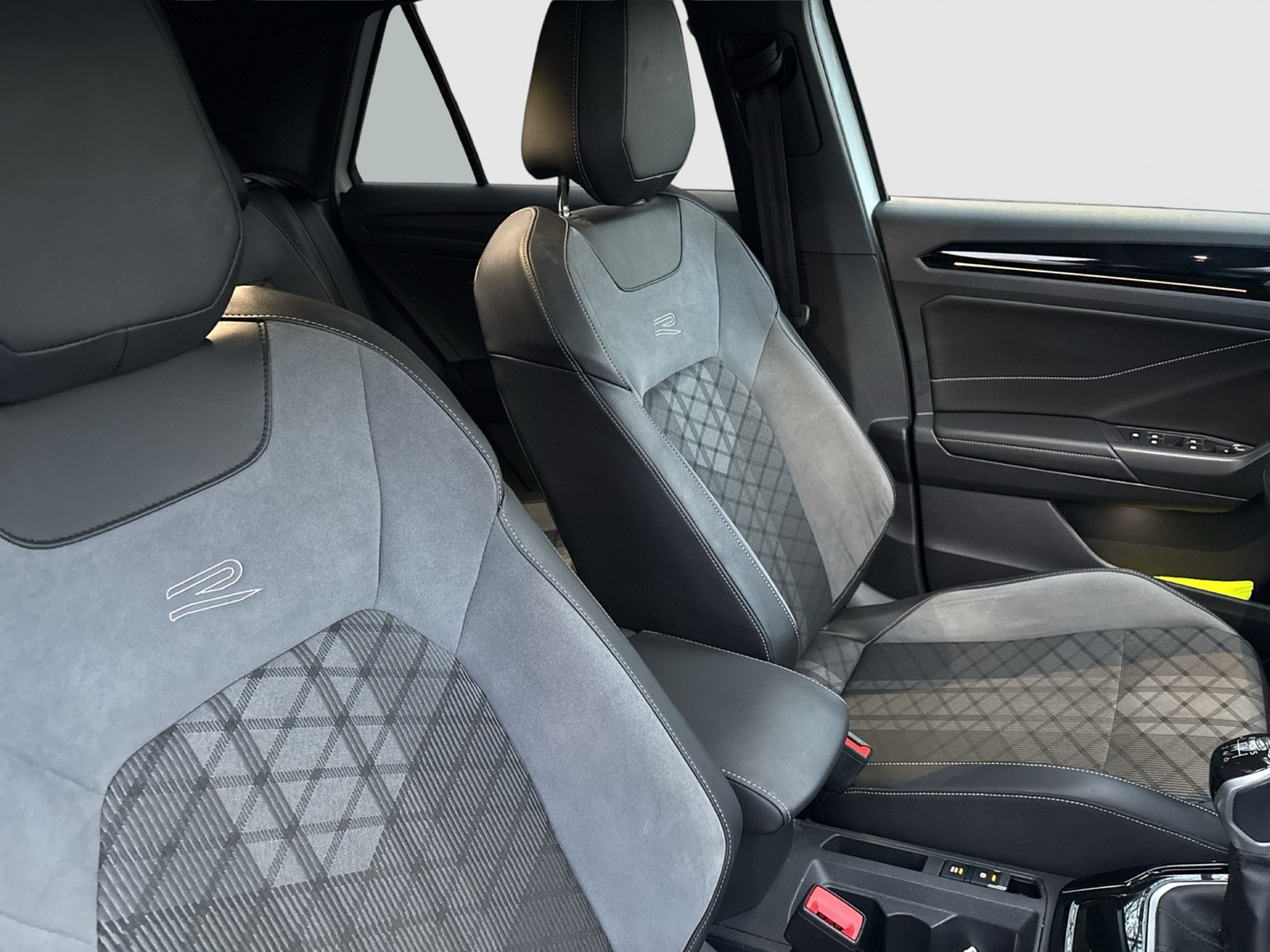 Volkswagen T-Roc 1.0 R-LINE BLACKSTYLE CAM ACC LM18 EKLAPPE