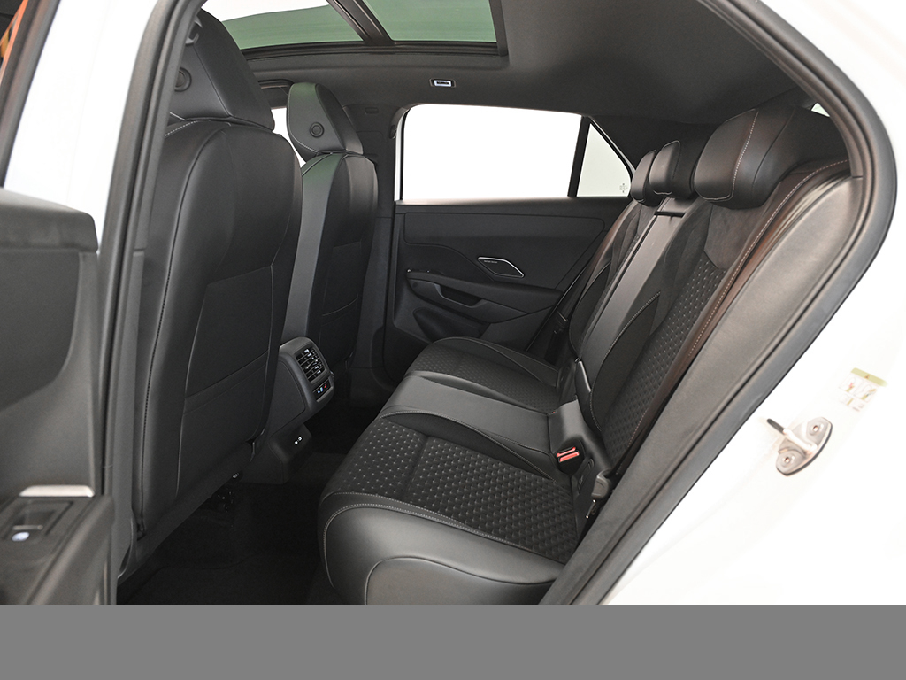 Volkswagen T-Roc 1.5 R-LINE DSG PANO HARMANKARDON AHK