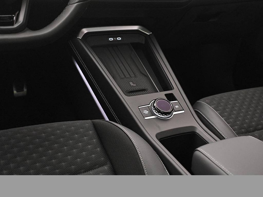 Volkswagen T-Roc 1.5 R-LINE DSG PANO HARMANKARDON AHK