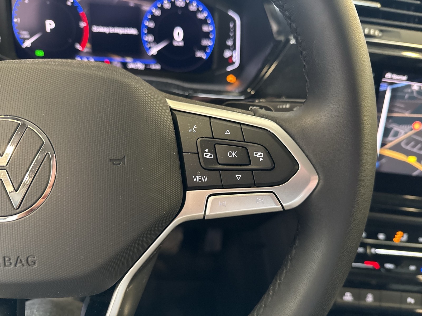 Volkswagen Touran 2.0 HIGHLINE AHK ACC LM17 NAVI CARPLAY