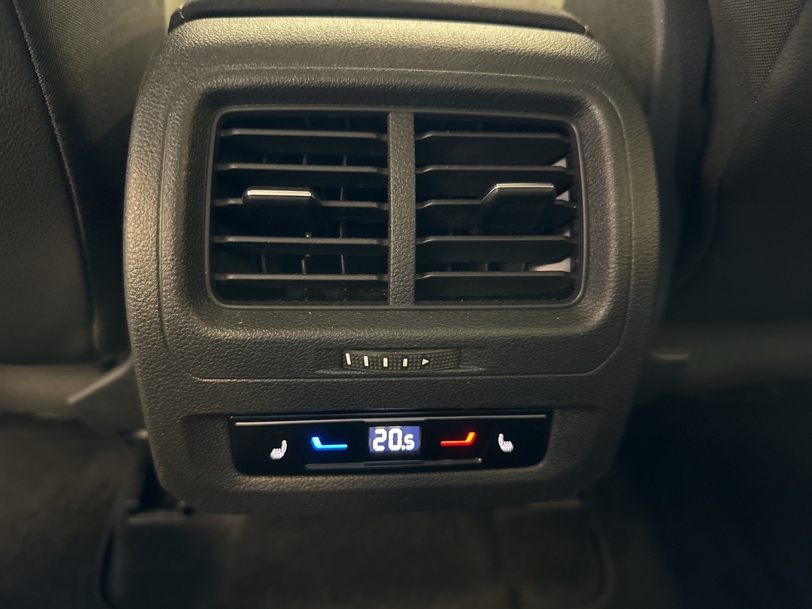 Volkswagen Touran 2.0 HIGHLINE AHK ACC LM17 NAVI CARPLAY