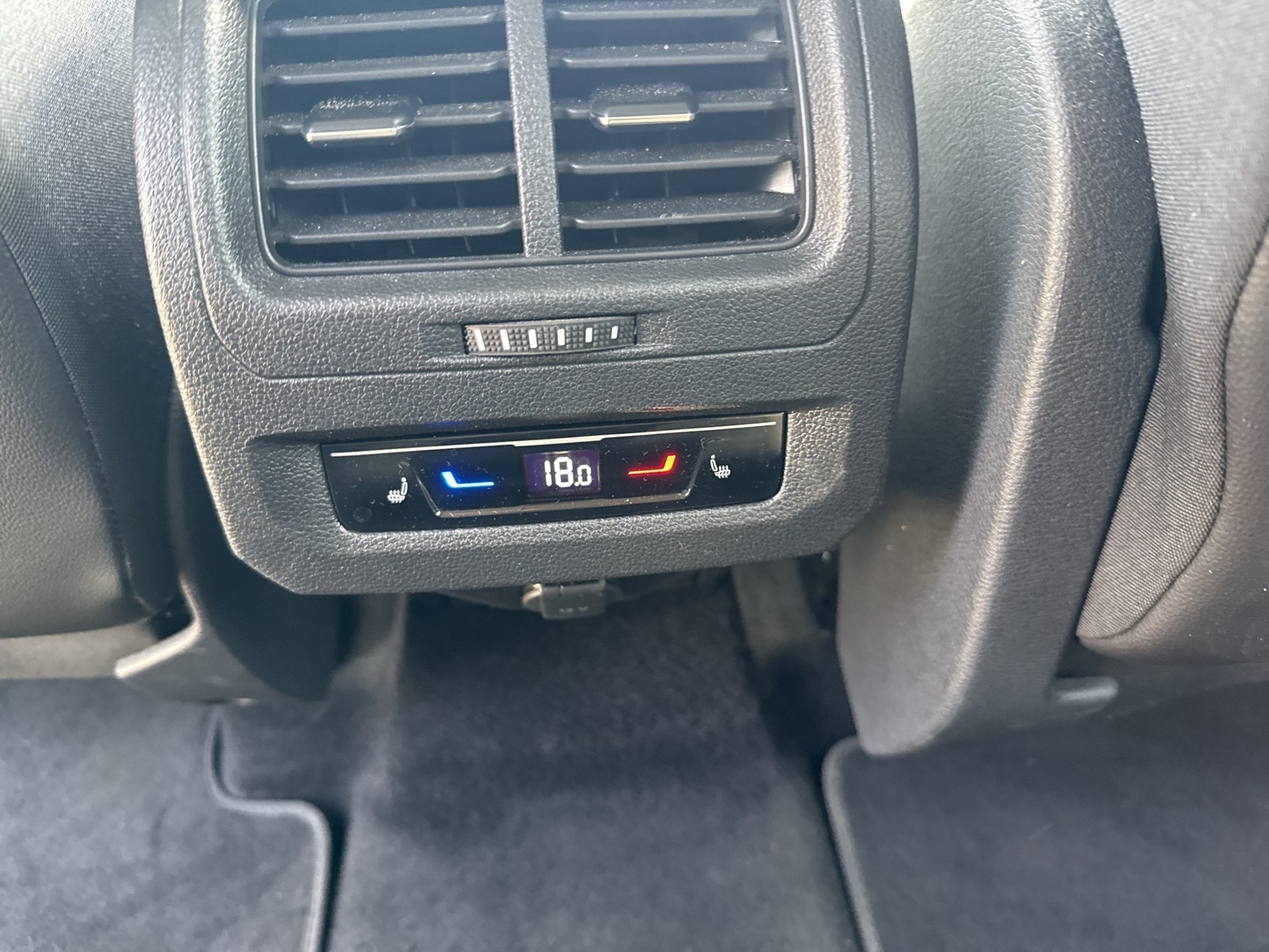 Volkswagen Touran 2.0 HIGHLINE AHK ACC LM17 NAVI SITZHZ LED